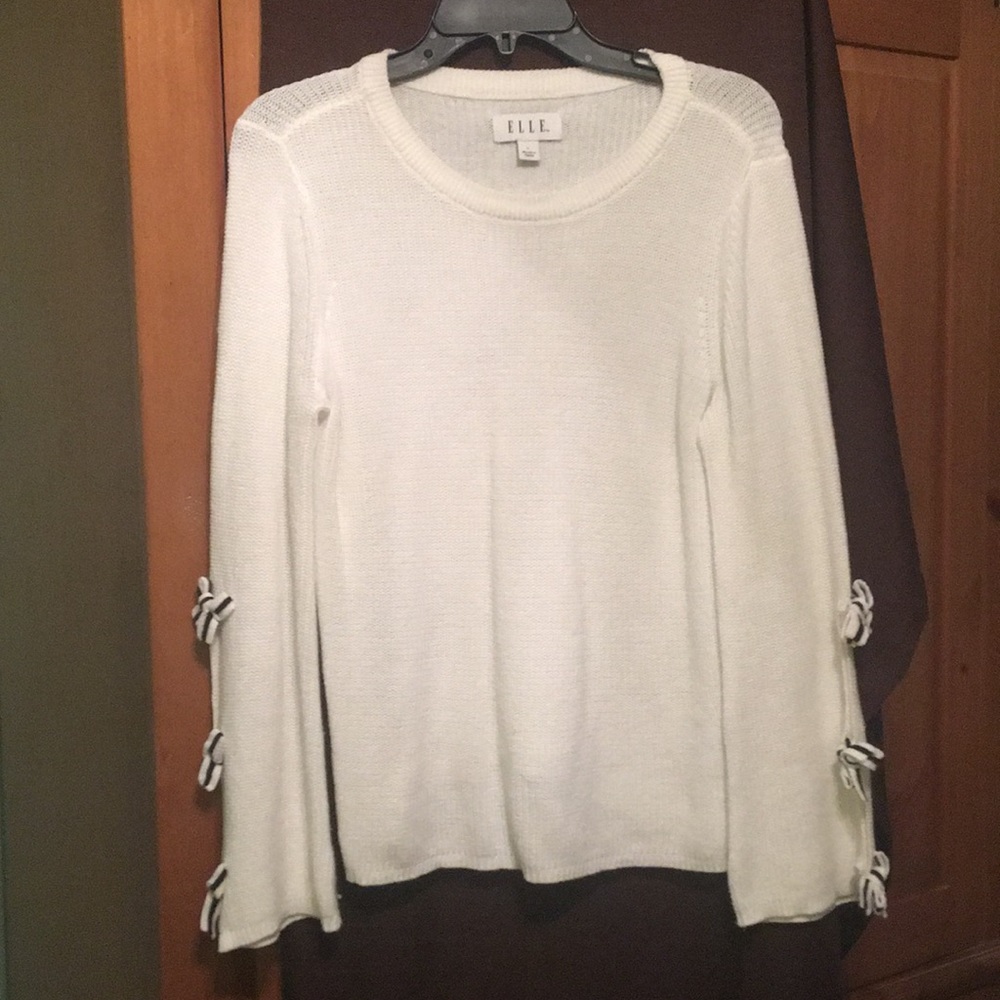 Cute white sweater with blk/wht bows